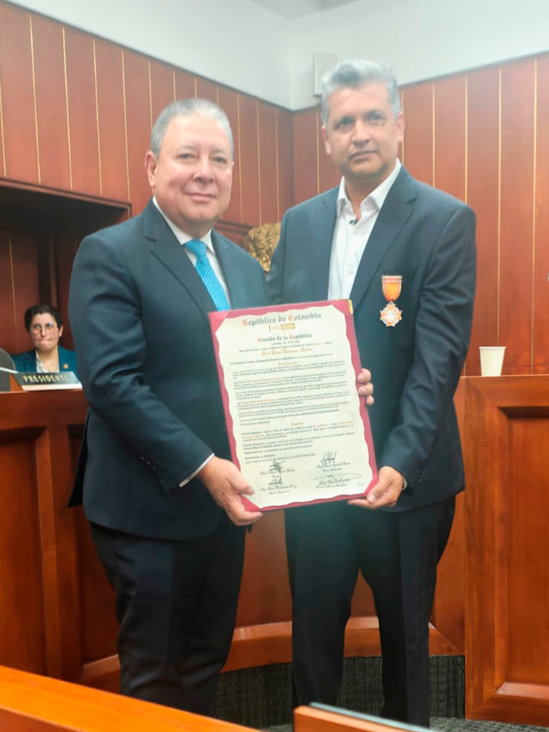 CONDECORACON CABALLERO SENADO